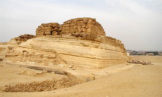 Caption: Queen Khentkaus I tomb in Giza – Wikipedia/Jon Bodsworth