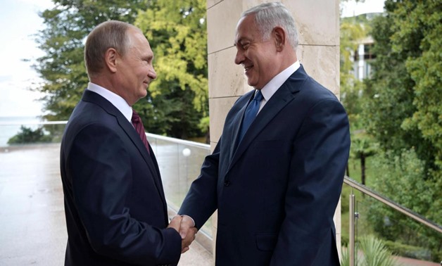 Russian President Vladimir Putin (L) welcomes Israeli Prime Minister Benjamin Netanyahu in Sochi, Russia August 23, 2017. Sputnik/Alexei Nikolsky/Kremlin