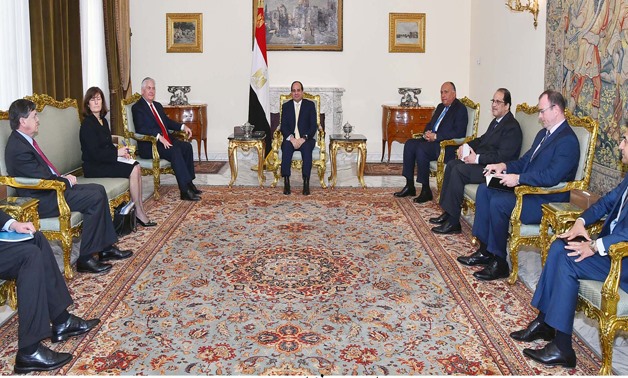 President Sisi (C) meets with U.S. Secretary of State Rex Tillerson and his accompanying delegation (L) in presence of Egyptian counterparts (R) – press photo