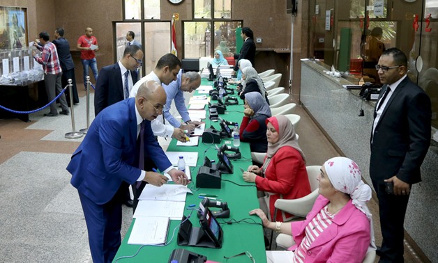 Egyptians living abroad (L) register their information to cast their votes during the first stage of Egypt's parliamentary election at the Egyptian consulate in Dubai, October 17, 2015 (Reuters)
