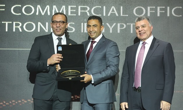 The executive vice president of Samsung Electronics Egypt Sherif Barakat receives BT100 Crystal Award Monday night, February 29/Egypt Today