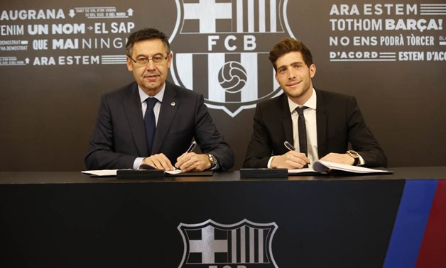 Sergi Roberto with Barcelona’s president, Josep Maria Bartomeu, during the signing of his new contract - Photo courtesy of Barcelona Twitter account