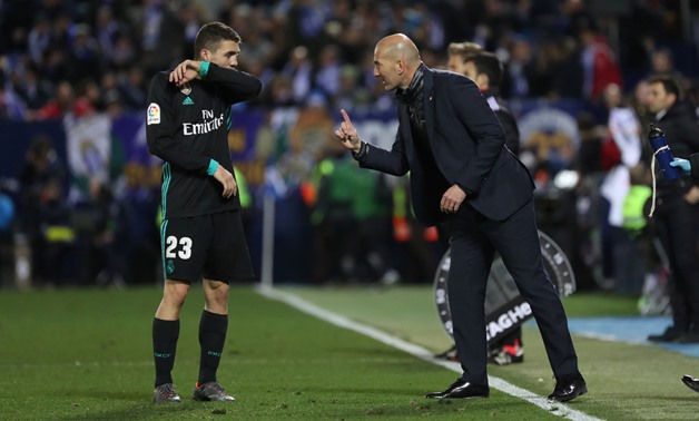 Soccer Football - La Liga Santander - Leganes vs Real Madrid - Butarque Municipal Stadium, Leganes, Spain - February 21, 2018 Real Madrid coach Zinedine Zidane gives instructions to Mateo Kovacic REUTERS/Susana Vera