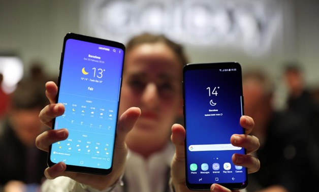 A hostess shows up Samsung's new S9 (R) and S9 Plus devices after a presentation ceremony at the Mobile World Congress in Barcelona, Spain February 25, 2018. REUTERS/Sergio Perez