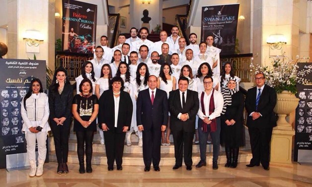 President Abdel Fatah al-SisiandMinister of Culture Inas Abdel-Dayem take a photo with the team of ““Salem Nafsak” (Surrender) at Cairo Opera House-Official Facebook Page.