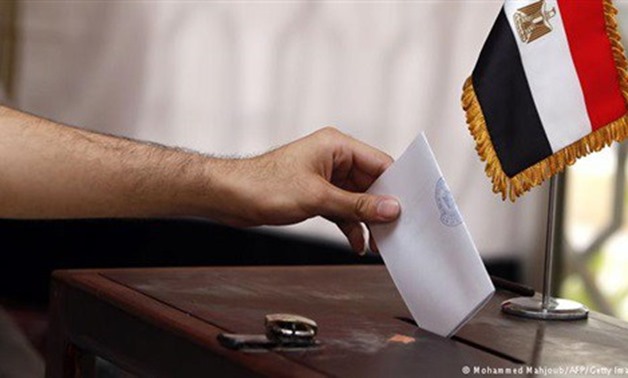 An Egyptian casts his vote in Egypt's presidential election (Photo: Reuters)
