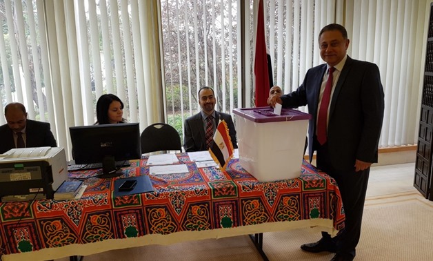Egyptian Ambassador to Australia, Mohamed Khairat, casts his vote in the presidential election in Canberra - Egypt Today
