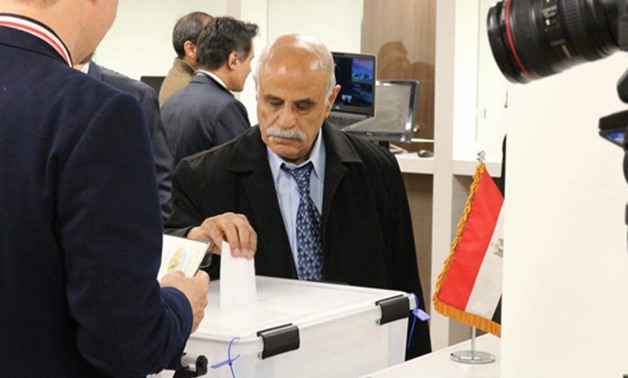 An Egyptian old man casts his vote in the presidential election in New York on Friday-Egypt Today