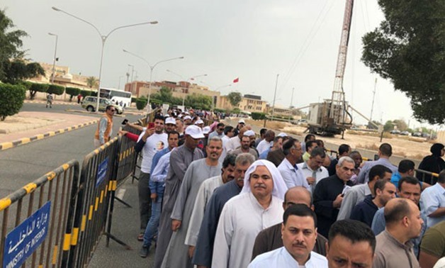 Egyptian community members in Kuwait lined up in long queues in front of the embassy waiting enthusiastically to cast their votes – Egypt Today