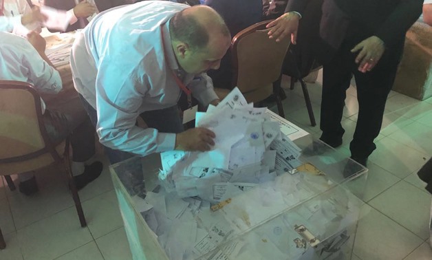 Sorting ballots at the Egyptian embassy in Kuwait - Press photo