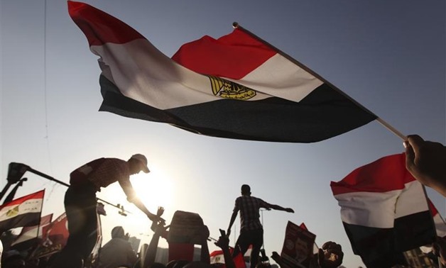 Egyptians holding Egypt’s flag - Wikimedia Commons