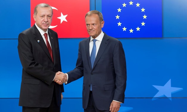Turkish President Recep Tayyip Erdogan (L) shakes hands with European Council President Donald Tusk (R) in Brussels, Belgium, May 25, 2017. REUTERS/Oliver ...
