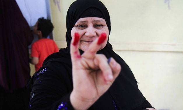 Elderly woman keen on participating in the first day of the 2018 presidential election - Egypt Today