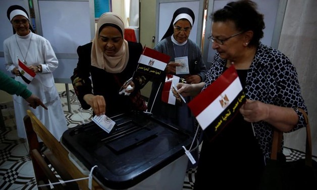 Egyptians cast their votes at a polling station during the presidential election in Cairo, Egypt, March 26, 2018 - REUTERS/Amr Abdallah Dalsh