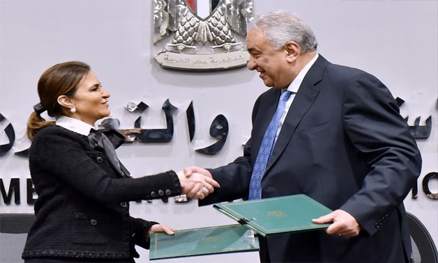 Minister of Investment and International Cooperation Sahar Nasr and the head of Egypt's lawyers syndicate Sameh Ashour during the signing of the protocol - Press Photo