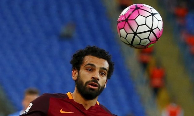 AS Roma's Mohamed Salah controls the ball during the Italian Serie A soccer match against Empoli at the Olympic stadium in Rome, Italy, October 17, 2015. REUTERS/Tony Gentile 

