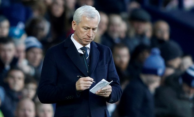 FILE PHOTO: West Bromwich Albion manager Alan Pardew makes notes during a match Action Images via Reuters/Carl Recine - RC1F3371D400/File Photo
