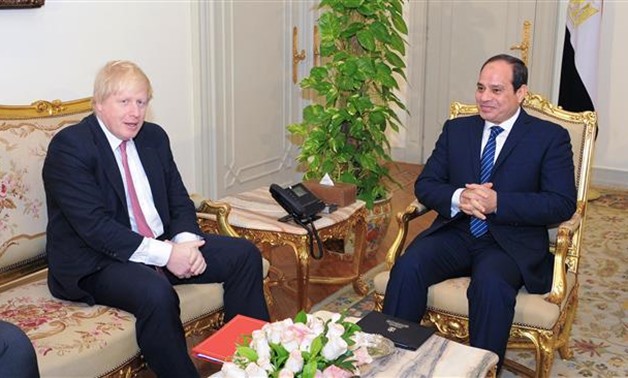 Egyptian President Abdel Fattah el-Sisi (R) meeting with British Foreign Secretary Boris Johnson at the Presidential palace in the capital Cairo, February 26, 2017. (Photo by AFP)