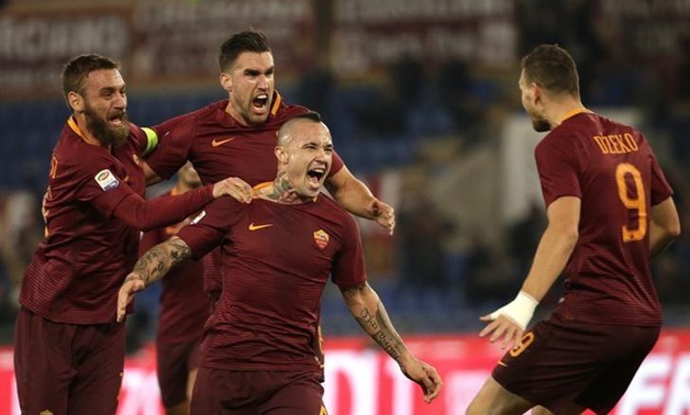 AS Roma's Radja Nainggolan celebrates with teammates after scoring first goal . REUTERS/Max Rossi/Files 