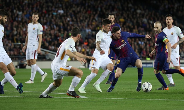Soccer Football - Champions League Quarter Final First Leg - FC Barcelona vs AS Roma - Camp Nou, Barcelona, Spain - April 4, 2018 Barcelona's Lionel Messi in action with Roma's Diego Perotti REUTERS/Albert Gea TPX IMAGES OF THE DAY
