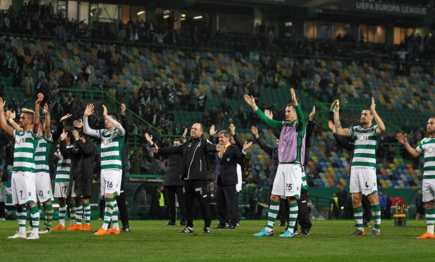 Soccer Football - Europa League Round of 16 First Leg - Sporting CP vs Viktoria Plzen - Estadio Jose Alvalade, Lisbon, Portugal - March 8, 2018 Sporting players applaud their fans as they celebrate after the match REUTERS/Rafael Marchante
