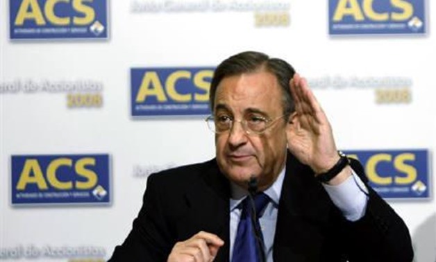Florentino Perez, chairman of Spanish construction, energy and services group ACS, gestures during a news conference in Madrid in this May 26, 2008 file photo. REUTERS/Sergio Perez/Files
