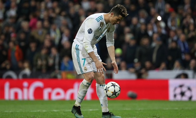 Soccer Football - Champions League Quarter Final Second Leg - Real Madrid vs Juventus - Santiago Bernabeu, Madrid, Spain - April 11, 2018 Real Madrid's Cristiano Ronaldo puts the ball down before scoring their first goal from a penalty REUTERS/Susana Vera