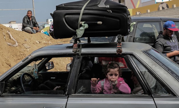 Palestinians gather at the Rafah boder crossing as they wait to travel into Egypt after the passage was opened for three days for humanitarian cases, in the southern Gaza Strip April 12, 2018. / AFP / SAID KHATIB
