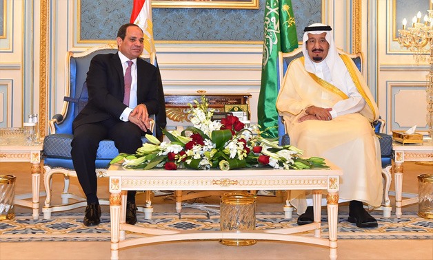 Egyptian President Abdel Fattah Al-Sisi (L) and Saudi King Salman bin Abdul Aziz