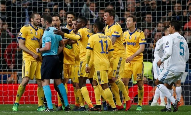 Soccer Football - Champions League Quarter Final Second Leg - Real Madrid vs Juventus - Santiago Bernabeu, Madrid, Spain - April 11, 2018 Juventus players appeal to referee Michael Oliver after he awarded a penalty to Real Madrid REUTERS/Stringer