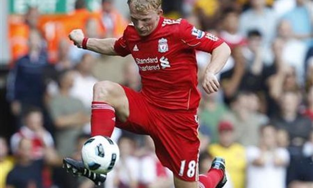 Liverpool's Dirk Kuyt stretches for the ball during their English Premier League soccer match against Arsenal at Anfield in Liverpool, northern England, August 15, 2010. REUTERS/Phil Noble 
