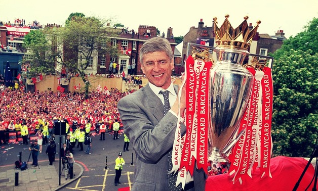 Arsène Wenger lifts Premier League title – Courtesy of Arsenal’s official account on Twitter
