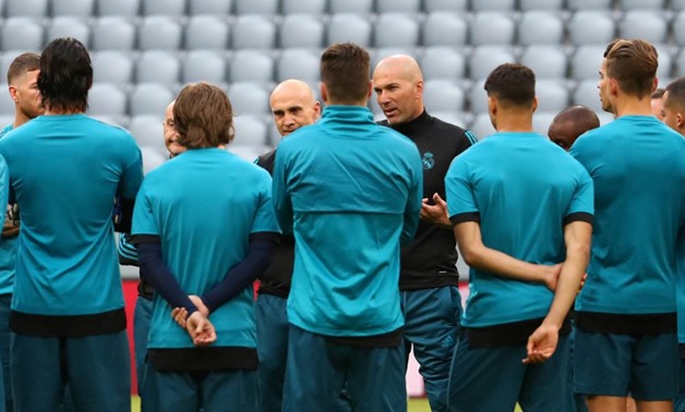 Real Madrid coach Zinedine Zidane speaks to his players during training. REUTERS/Michael Dalder
