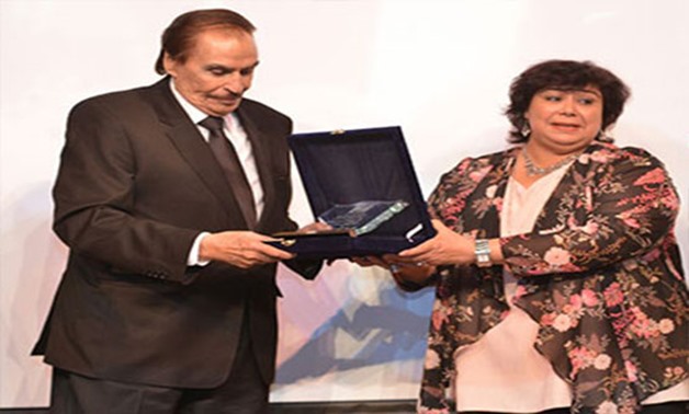 Minister of Culture Ines Abdel-Dayem honored veteran actor Ezzat El-Alaily during a ceremony held by the National Center for Theater-Press Photo