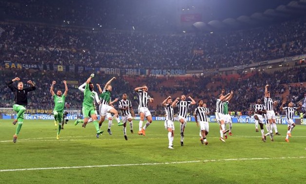 Serie A - Inter Milan vs Juventus - San Siro, Milan, Italy - April 28, 2018 Juventus players celebrate after the match REUTERS/Alberto Lingria