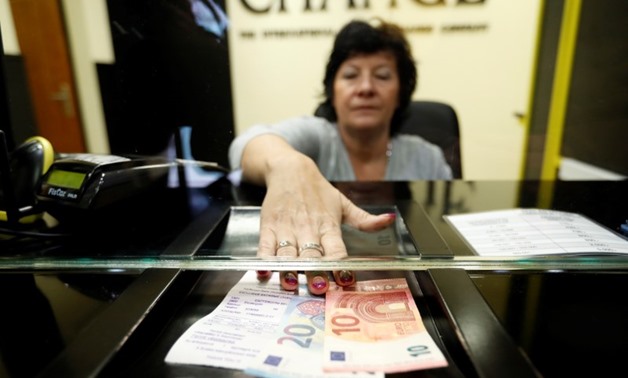 A Hungarian woman exchanges forints for euros at a currency exchange shop in Esztergom, Hungary November 11, 2017. Picture taken November 11, 2017. REUTERS/Laszlo Balogh
