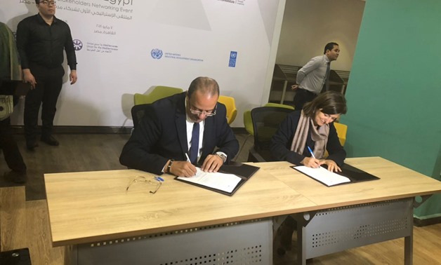 Ahmed Taha (L) and Giovanni Geglie (R) signing the Memorandum of Understanding (MOU) - Press Photo / Lolwa Reda