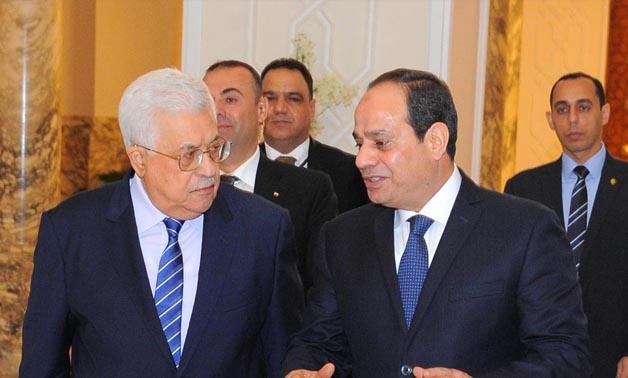 President Sisi (R) talks with Mahmoud Abbas (L) in Cairo - based Ittihadyia Palace - Press photo