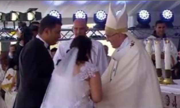 Pope Francis blesses newly Egyptian weds at mass