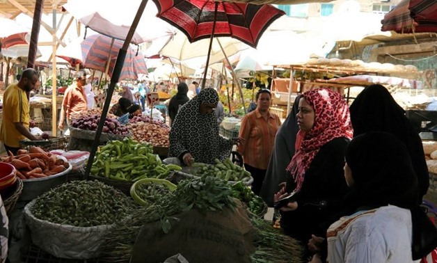 Egyptians shop at a vegetable market in Cairo, Egypt, June 15, 2016. REUTERS/Mohamed Abd El Ghany