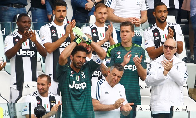 Soccer Football - Serie A - Juventus vs Hellas Verona - Allianz Stadium, Turin, Italy - May 19, 2018 Juventus' Gianluigi Buffon is applauded by Wojciech Szczesny and team mates as he gestures to the fans after being substituted off REUTERS/Stefano Relland