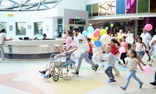 Tamer Hosny along with the children of 57357 hospital – Tamer Hosny Official Facebook Page.
