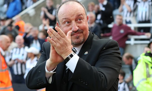 Soccer Football - Premier League - Newcastle United vs Chelsea - St James' Park, Newcastle, Britain - May 13, 2018 Newcastle United manager Rafael Benitez applauds fans after the match REUTERS/Scott Heppell
