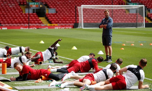 Soccer Football - Champions League - Liverpool Training - Anfield, Liverpool, Britain - May 21, 2018 Liverpool manager Juergen Klopp, Simon Mignolet and team mates during training Action Images via Reuters/Carl Recine
