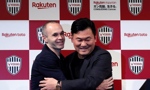 Spain midfielder Andres Iniesta hugs with Hiroshi Mikitani, Chairman and CEO of Rakuten Inc and the owner of Vissel Kobe, at a news conference to announce signing for J-League side Vissel Kobe in Tokyo, Japan May 24, 2018. REUTERS/Toru Hanai

