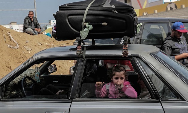 Palestinians gather at the Rafah border crossing as they wait to travel into Egypt after the passage was opened for three days for humanitarian cases, in the southern Gaza Strip April 12, 2018. / AFP / SAID KHATIB