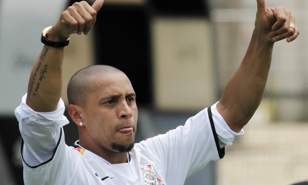 Brazilian soccer player Roberto Carlos gestures to fans before a news conference in Sao Paulo January 4, 2010. REUTERS/Paulo Whitaker/Files
