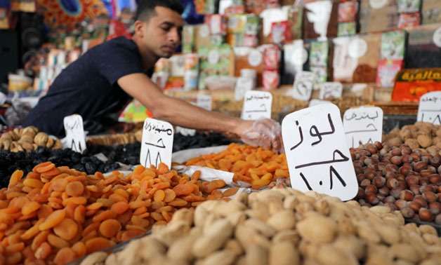 A man displaying nuts during the holy month of Ramadan - Egypt Today