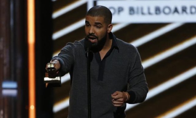 FILE PHOTO: 2017 Billboard Music Awards – Show - Las Vegas, Nevada, U.S., 21/05/2017 - Drake accepts the award for Top Billboard 200 Album. REUTERS/Mario Anzuoni