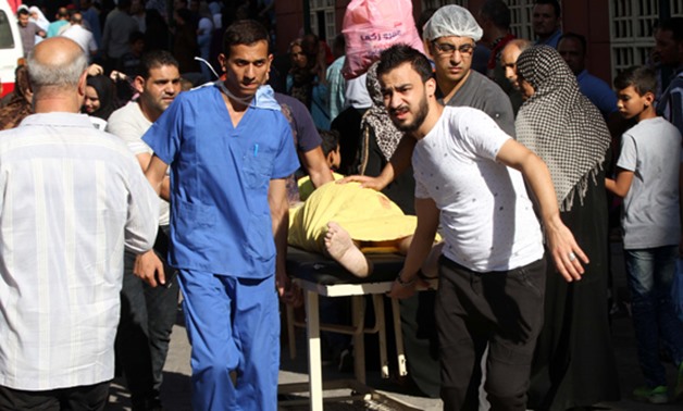 Medics and citizens collaborate to evacuate the patients from al-Hussein University Hospital after massive fires broke out on July 7, 2018 - Egypt Today/By Khaled Kamel